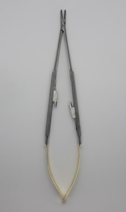 Igłotrzymacz CASTROVIEJO TC 18 cm