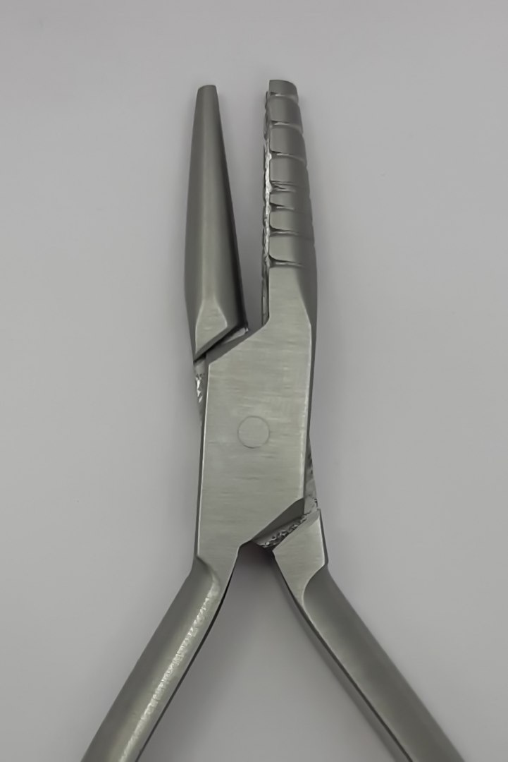 Kleszcze ortodontyczne SCHWARZ, wklęsło-wypukłe, 14 cm Kleszcze ortodontyczne SCHWARZ, wklęsło-wypukłe, 14 cm