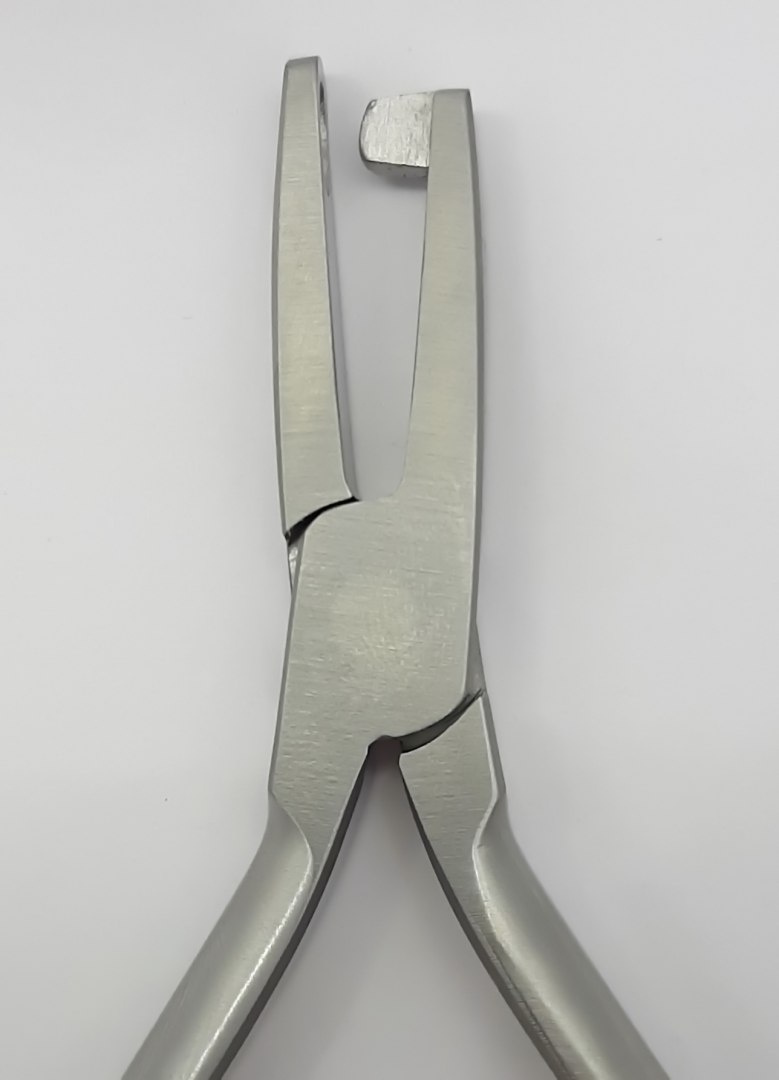 Orthodontic forceps for forming ligatures Orthodontic forceps for forming ligatures