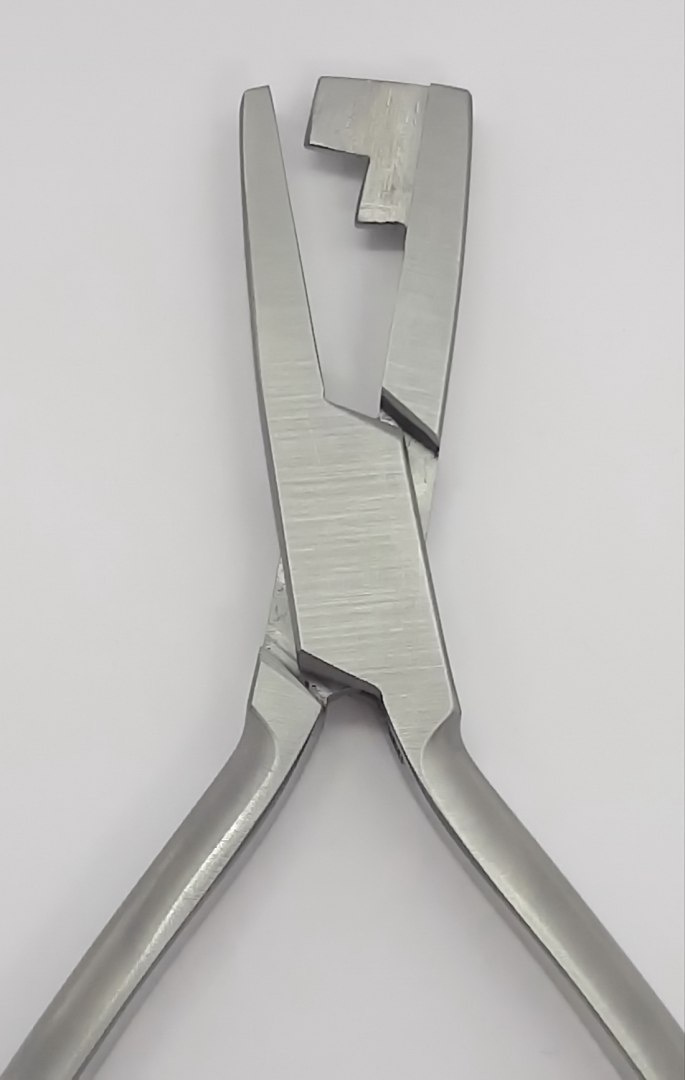 Orthodontic forceps for forming ligatures. Orthodontic forceps for forming ligatures.