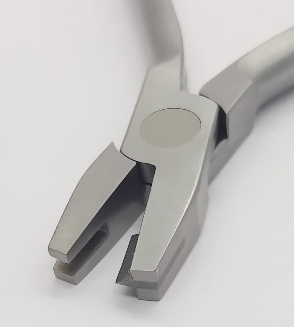 Orthodontic forceps to bend in the letter V. Orthodontic forceps to bend in the letter V.