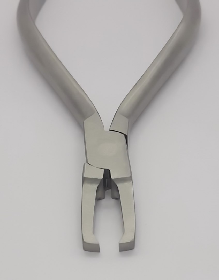 Orthodontic forceps for removing locks. Orthodontic forceps for removing locks.