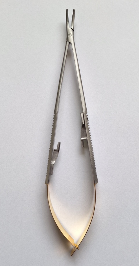 Igłotrzymacz Castroviejo TC, wygięty, dł. 18 cm.