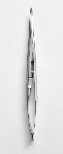 Igłotrzymacz Castroviejo, wygięty, 14 cm.