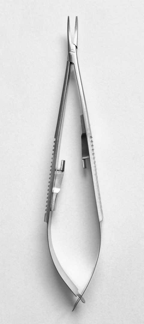 Igłotrzymacz Castroviejo, wygięty, 14 cm.