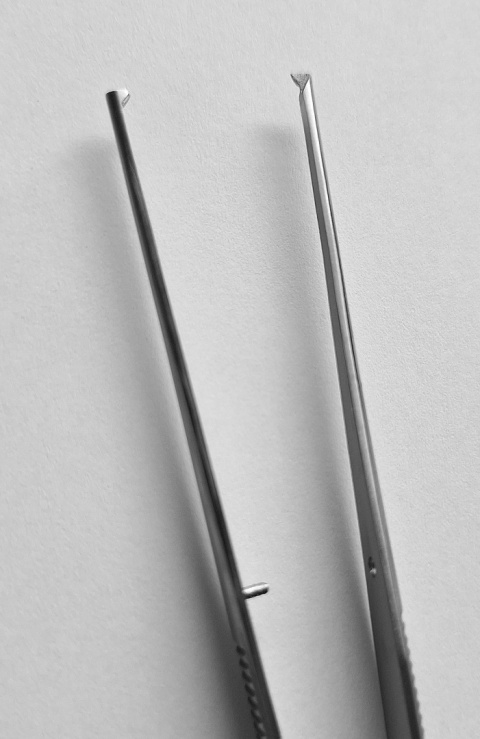 Pęseta chirurgiczna z ząbkiem prosta.